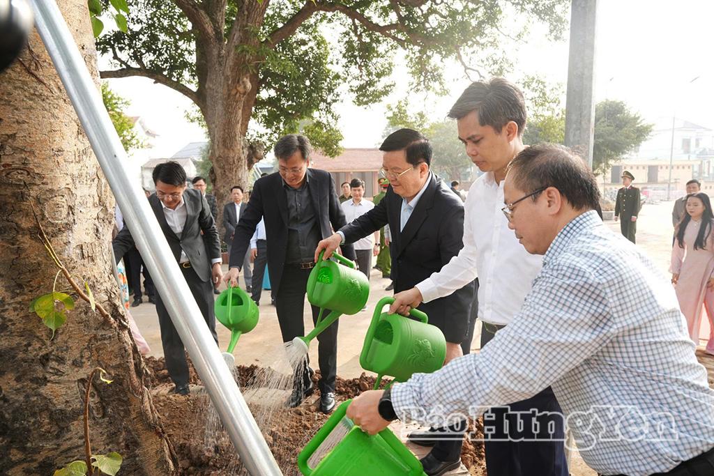 Phó Thủ tướng Chính phủ Mai Văn Chính cùng các đại biểu trồng cây lưu niệm tại Di tích lịch sử - văn hóa  Quốc gia đền Phù Ủng.