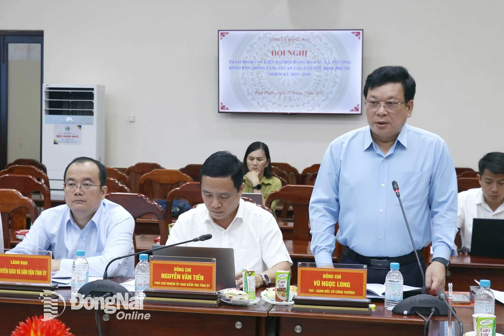 Thành viên đoàn công tác tham gia phát biểu góp ý vào dự thảo văn kiện liên quan đến các chỉ tiêu nghị quyết. Ảnh: Xuân Túc