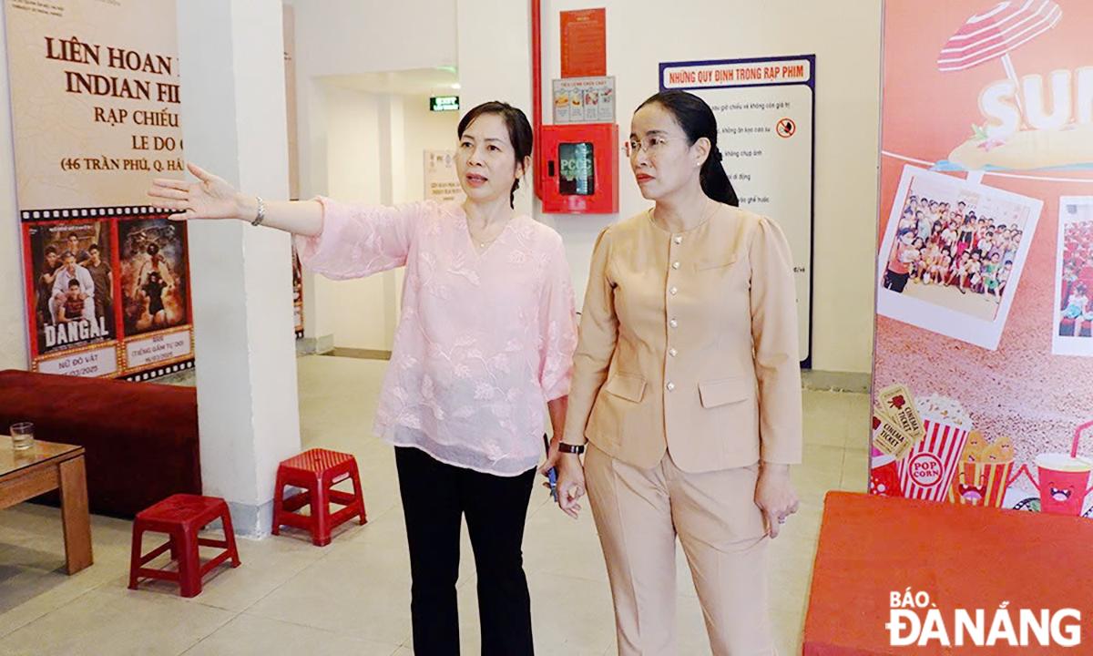 Phó Chủ tịch UBND thành phố Nguyễn Thị Anh Thi (bên phải) kiểm tra thực tế công tác chuẩn bị Liên hoan phim châu Á Đà Nẵng lần thứ ba, năm 2025.