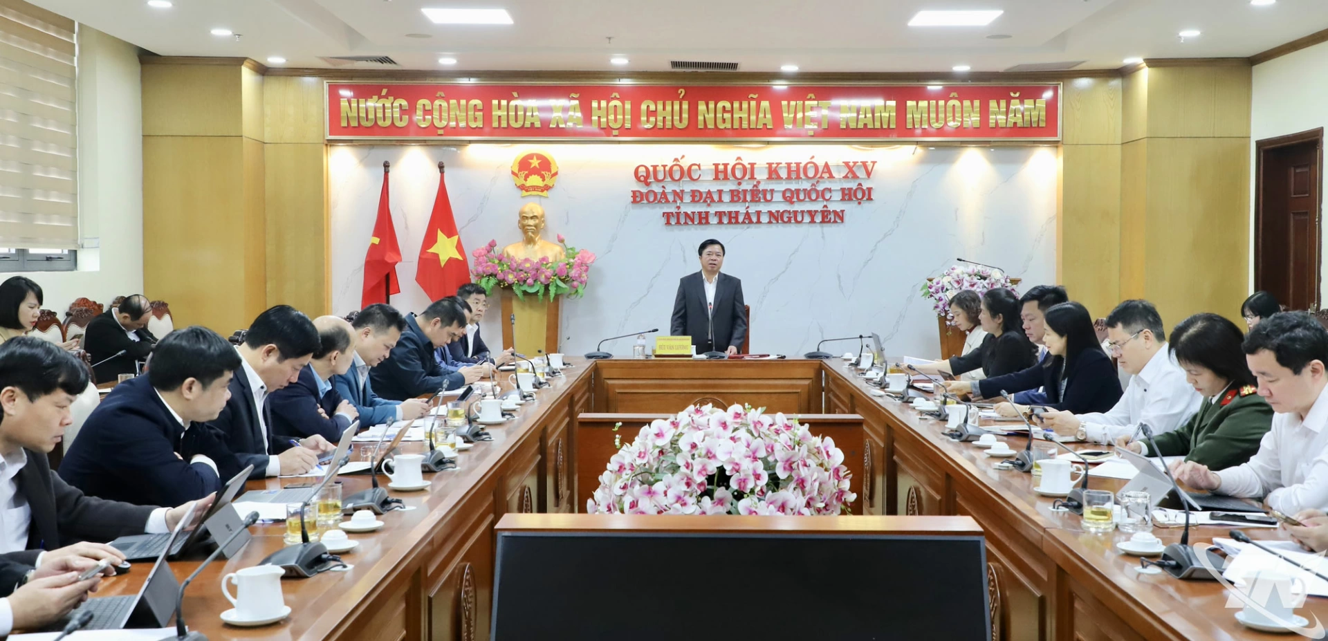 Quang cảnh cuộc họp.