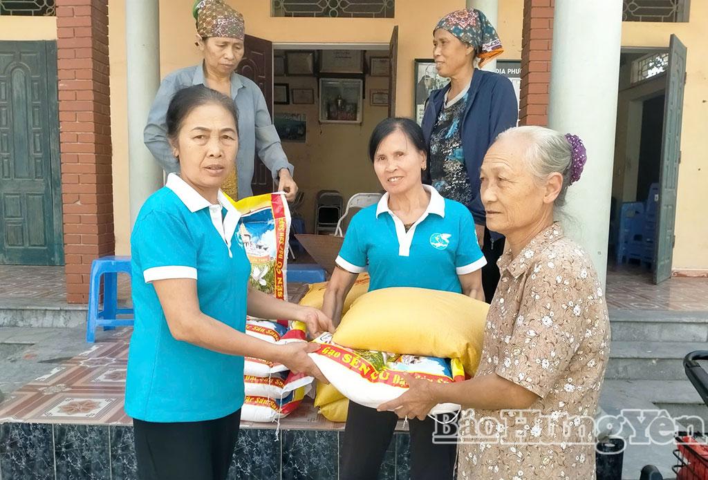 Chi hội Phụ nữ thôn Thành Công, xã Chí Minh trao tặng gạo cho hội viên có hoàn cảnh khó khăn.