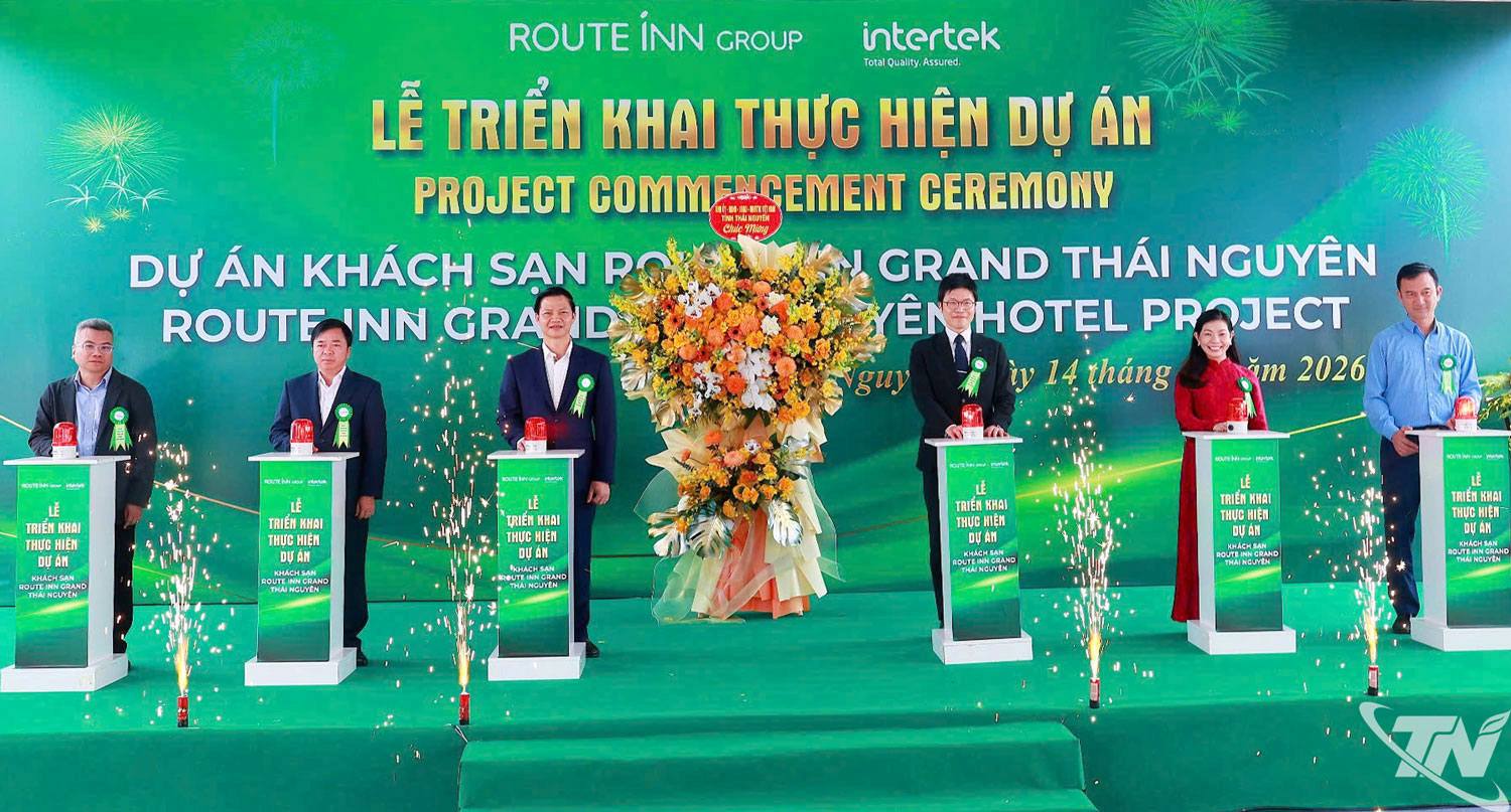 Các đồng chí lãnh đạo tỉnh và đại biểu thực hiện nghi thức khởi động triển khai thực hiện Dự án.