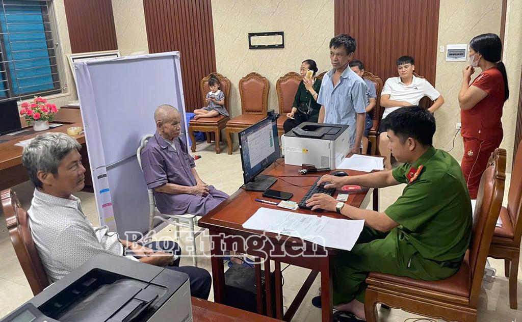 Đến ngày 12/8, xã Nghĩa Trụ đã có 1.240/1.540 đảng viên hoàn thành đổi thẻ  đảng viên gắn chíp điện tử, đạt 80,5%.