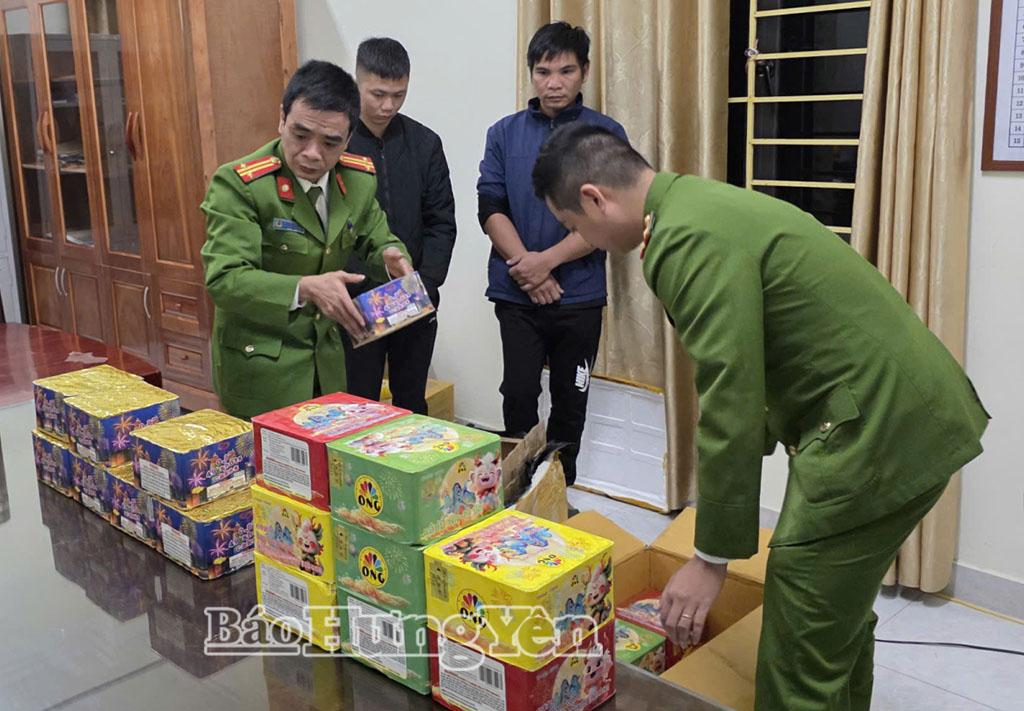 Công an xã Tân Thuận thu giữ gần 80kg pháo hoa nổ.