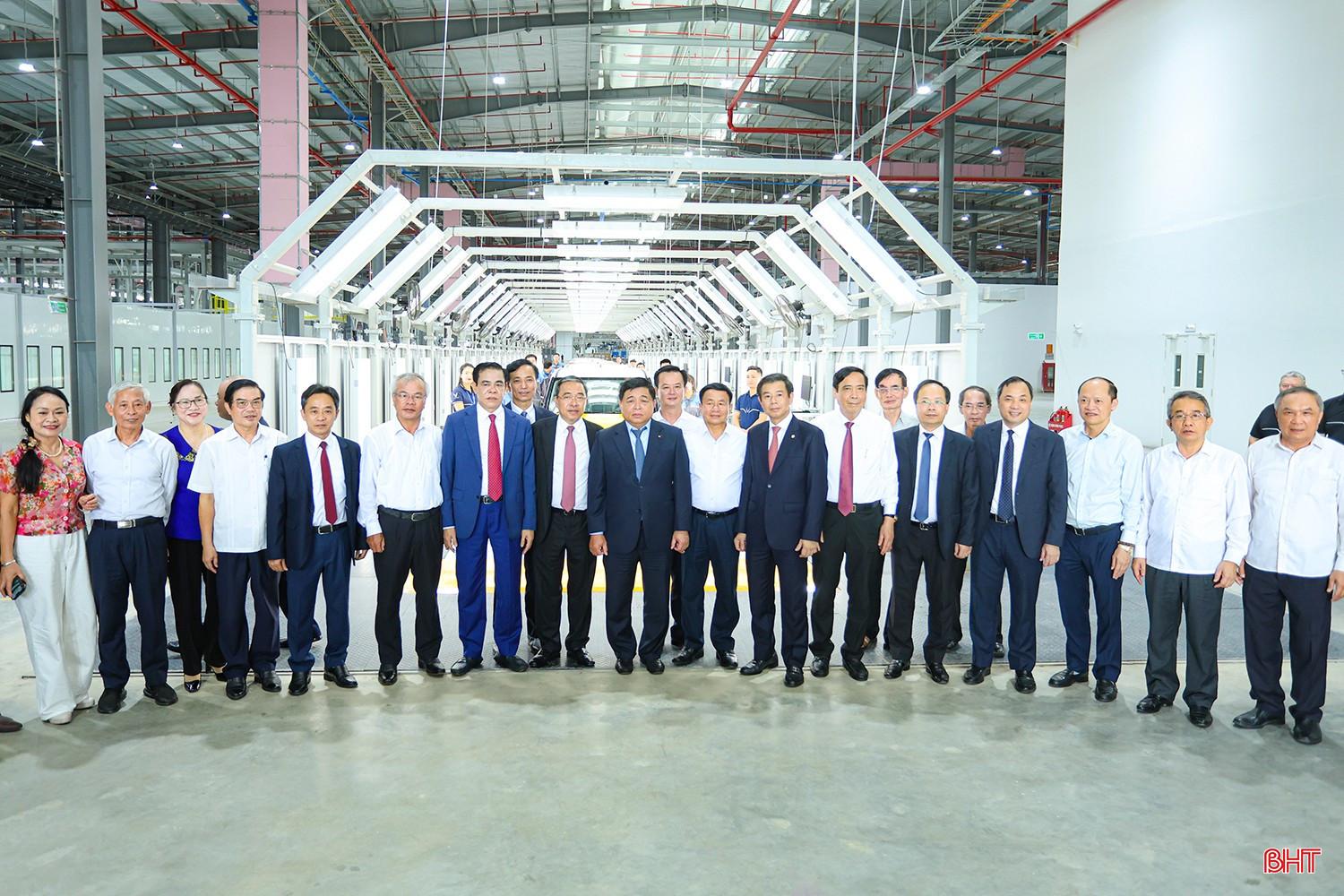 Các đại biểu chụp ảnh lưu niệm tại Nhà máy sản xuất ô tô điện VinFast bqbht_br_aimg-9599.jpg