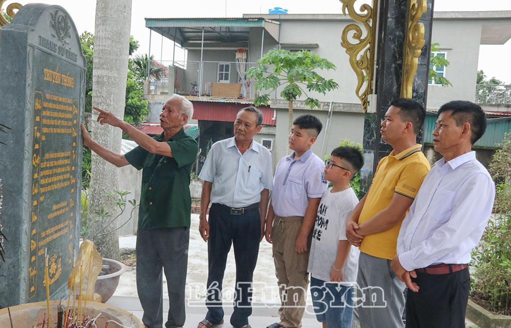 Giáo dục truyền thống cho thế hệ trẻ tại khu tưởng niệm của thôn Sơn Đồng (xã Minh Thọ).