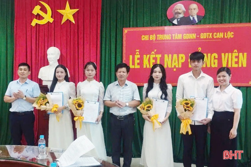 Trao quyết định kết nạp Đảng cho học sinh Trung tâm Giáo dục nghề nghiệp và Giáo dục thường xuyên huyện. bqbht_br_1000022263.jpg