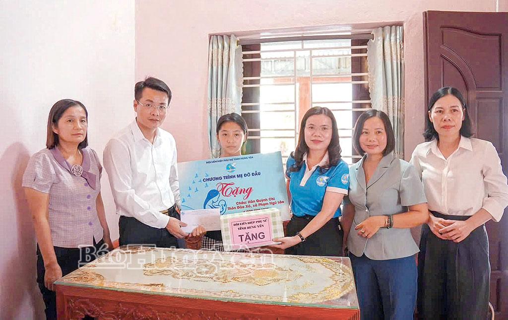 Hội Liên hiệp Phụ nữ tỉnh nhận đỡ đầu cháu Hàn Quỳnh Chi, xã Phạm Ngũ Lão