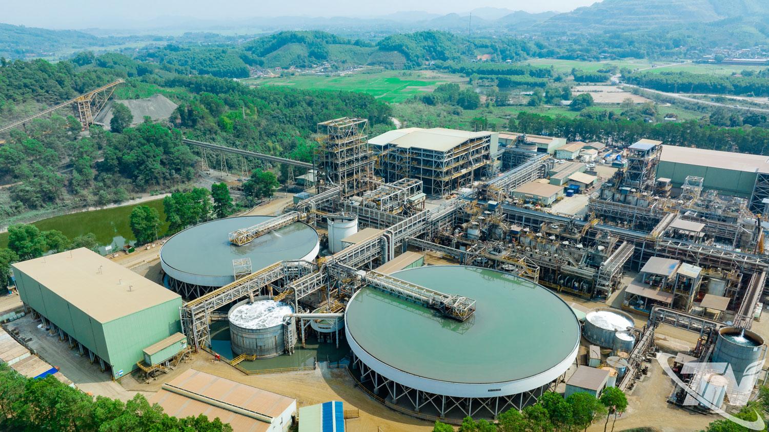 Nhà máy chế biến khoáng sản Núi Pháo là một trong những đơn vị tiêu biểu đẩy mạnh chế biến sâu khoáng sản trên địa bàn tỉnh. Ảnh T.L