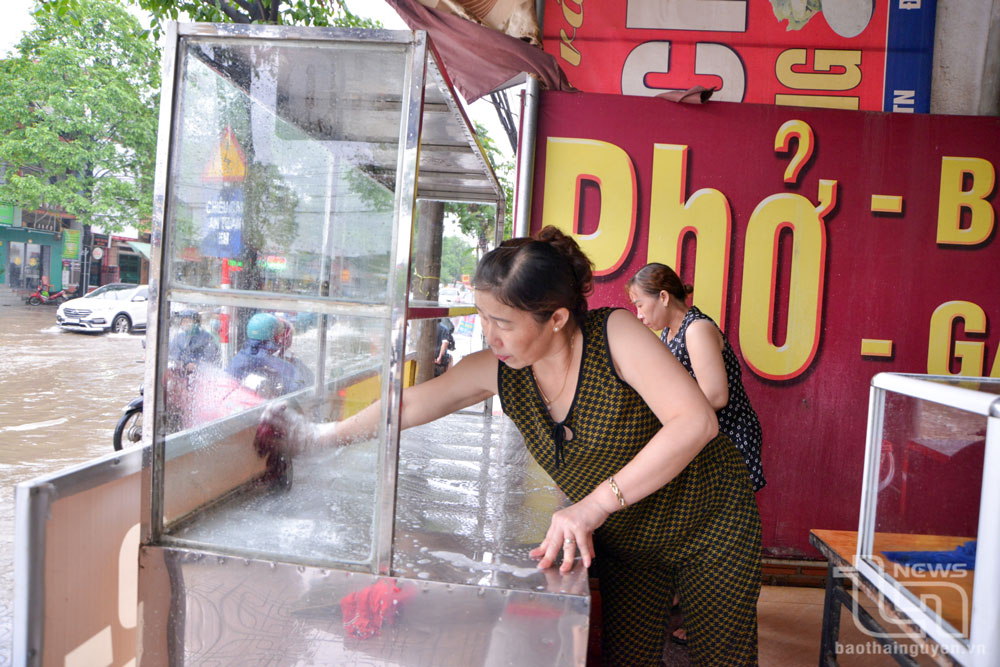Bà Vũ Thị Hoa, ở tổ dân phố 5, phường Quang Vinh (TP. Thái Nguyên), vệ sinh nhà cửa, quán ăn để chuẩn bị bán hàng lại sau khi nước rút.