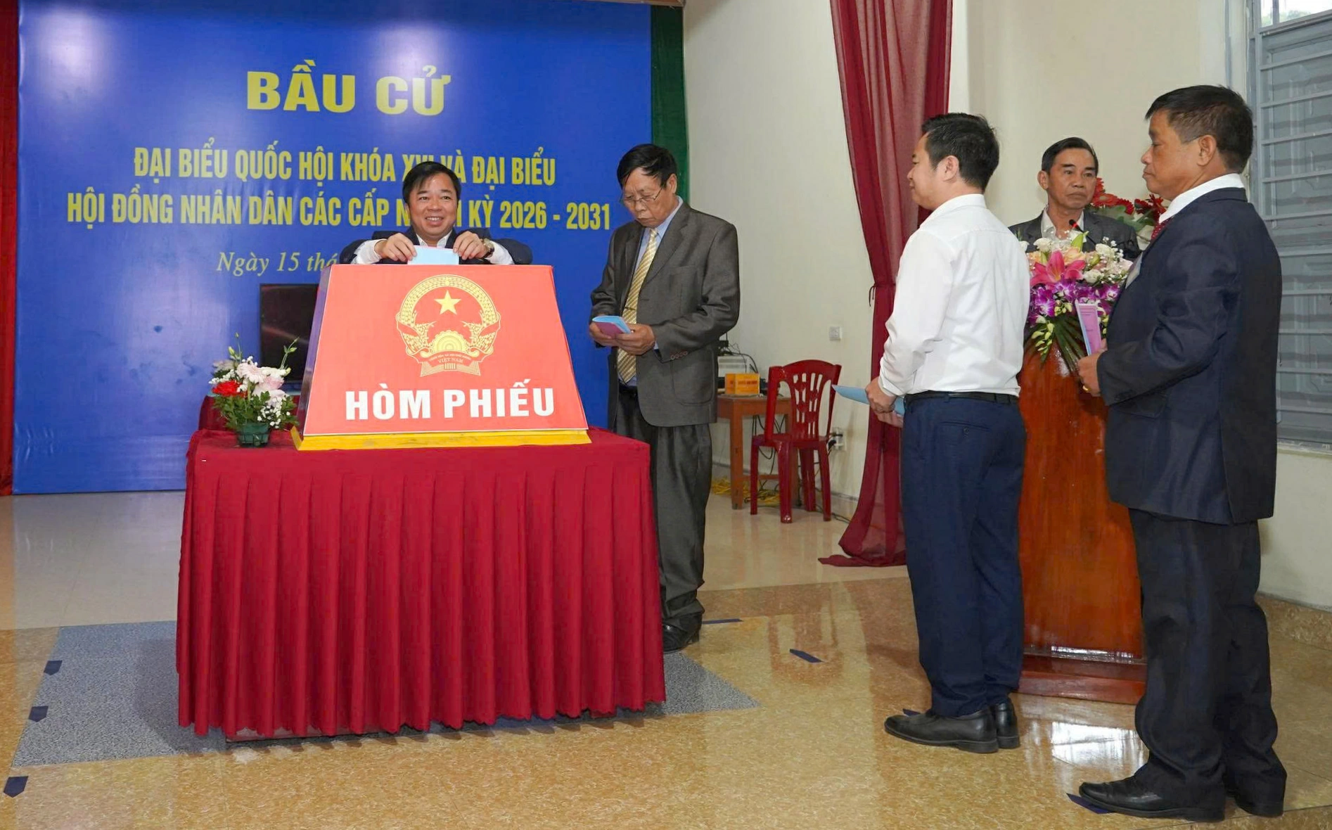 Đồng chí Bùi Văn Lương, Ủy viên Ban Thường vụ Tỉnh ủy, Phó Chủ tịch Thường trực UBND tỉnh bỏ phiếu thực hiện quyền công dân.