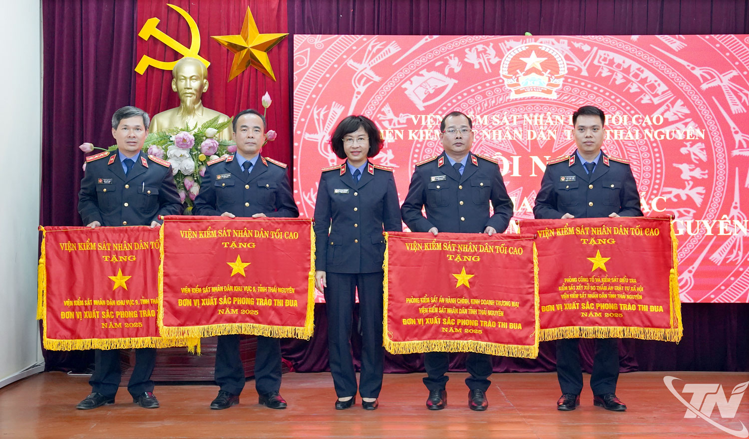 Thừa ủy quyền của Viện trưởng Viện KSND Tối cao, lãnh đạo Viện KSND tỉnh trao Cờ thi đua của ngành KSND cho các tập thể xuất sắc năm 2025