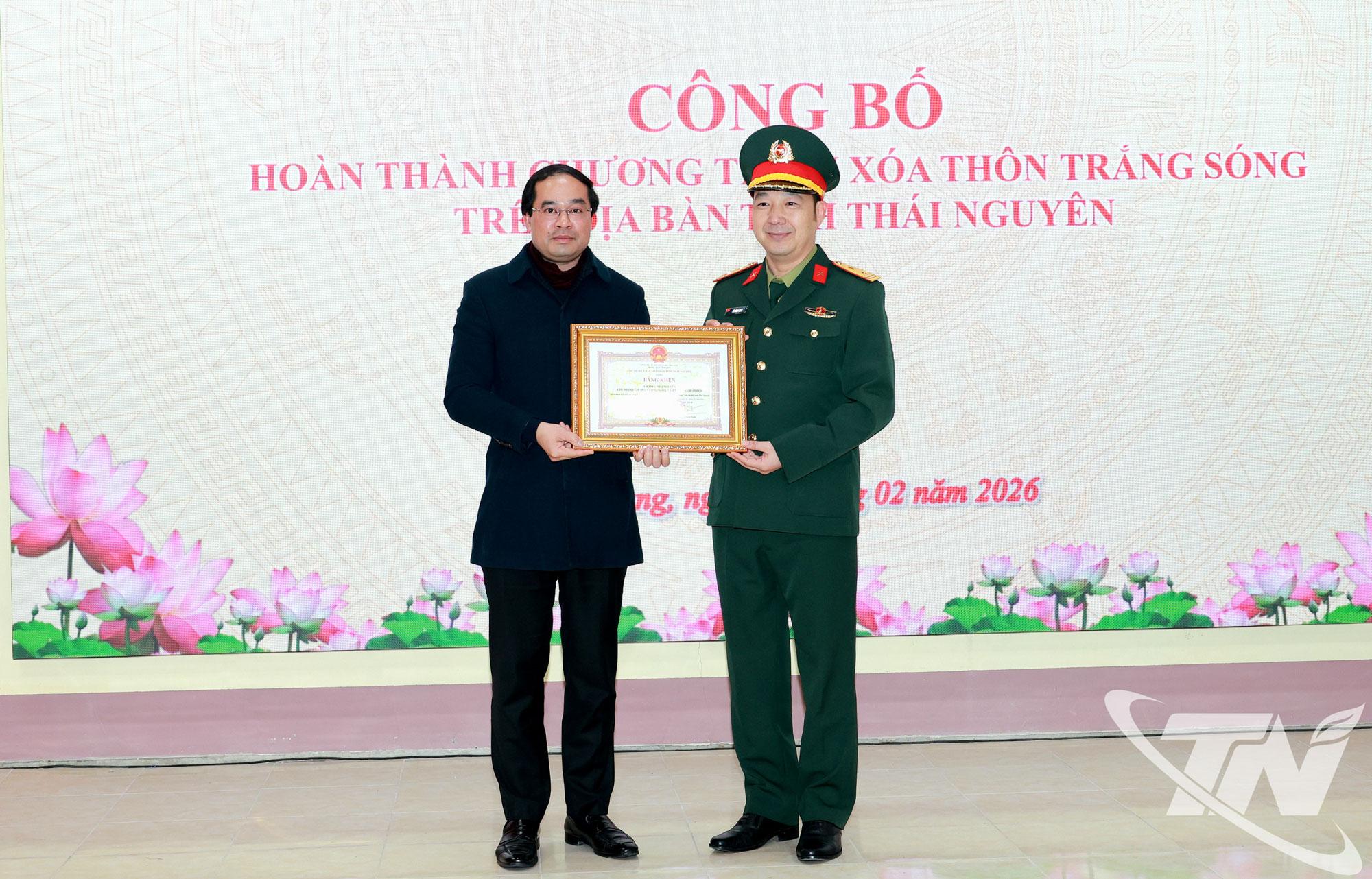 Đồng chí Bí thư Tỉnh ủy Trịnh Xuân Trường trao Bằng khen cho Viettel Thái Nguyên vì có thành tích xuất sắc trong thực hiện nhiệm vụ xóa các vùng “lõm sóng” trên địa bàn tỉnh.