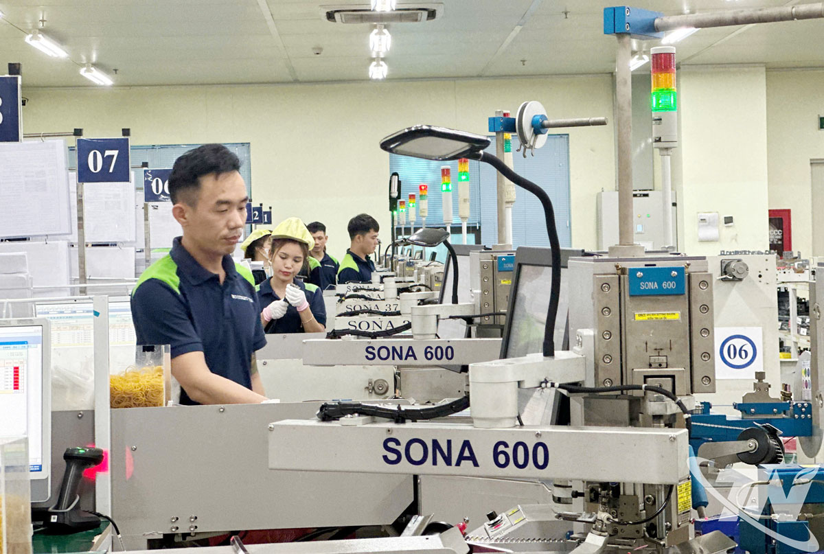 Công nhân vận hành dây chuyền sản xuất linh kiện điện tử