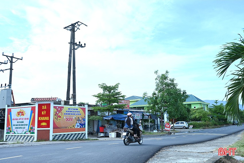 Pano, áp phích, băng rôn hướng về chào mừng đại hội đã được treo ở nhiều điểm công cộng, khu vực đông dân cư ở xã Kỳ Khang. bqbht_br_dsc-7620s.jpg