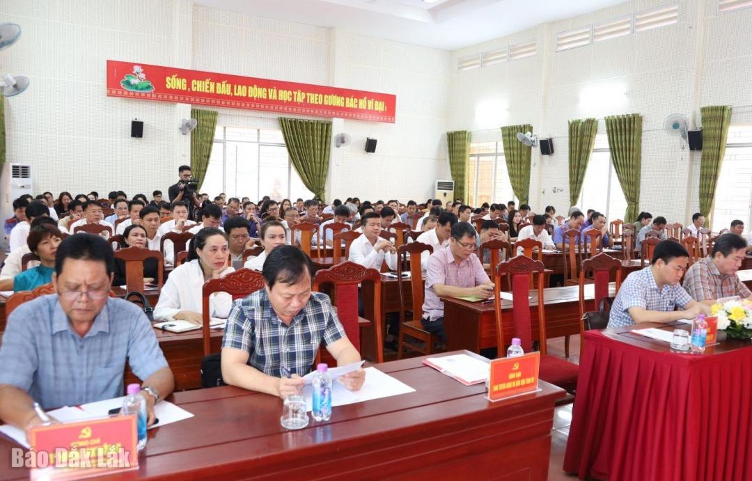 Các đại biểu tham dự hội nghị.