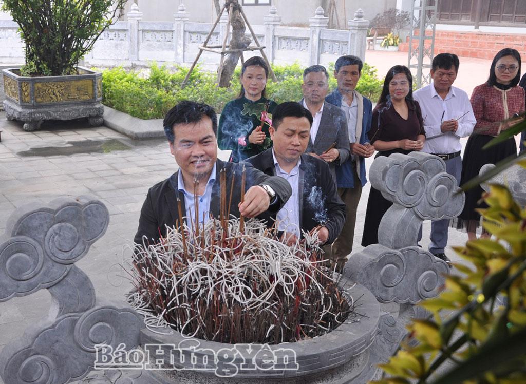 Lãnh đạo xã Việt Tiến và các đại biểu dâng hương trước anh linh bà Hoàng Thị Loan.