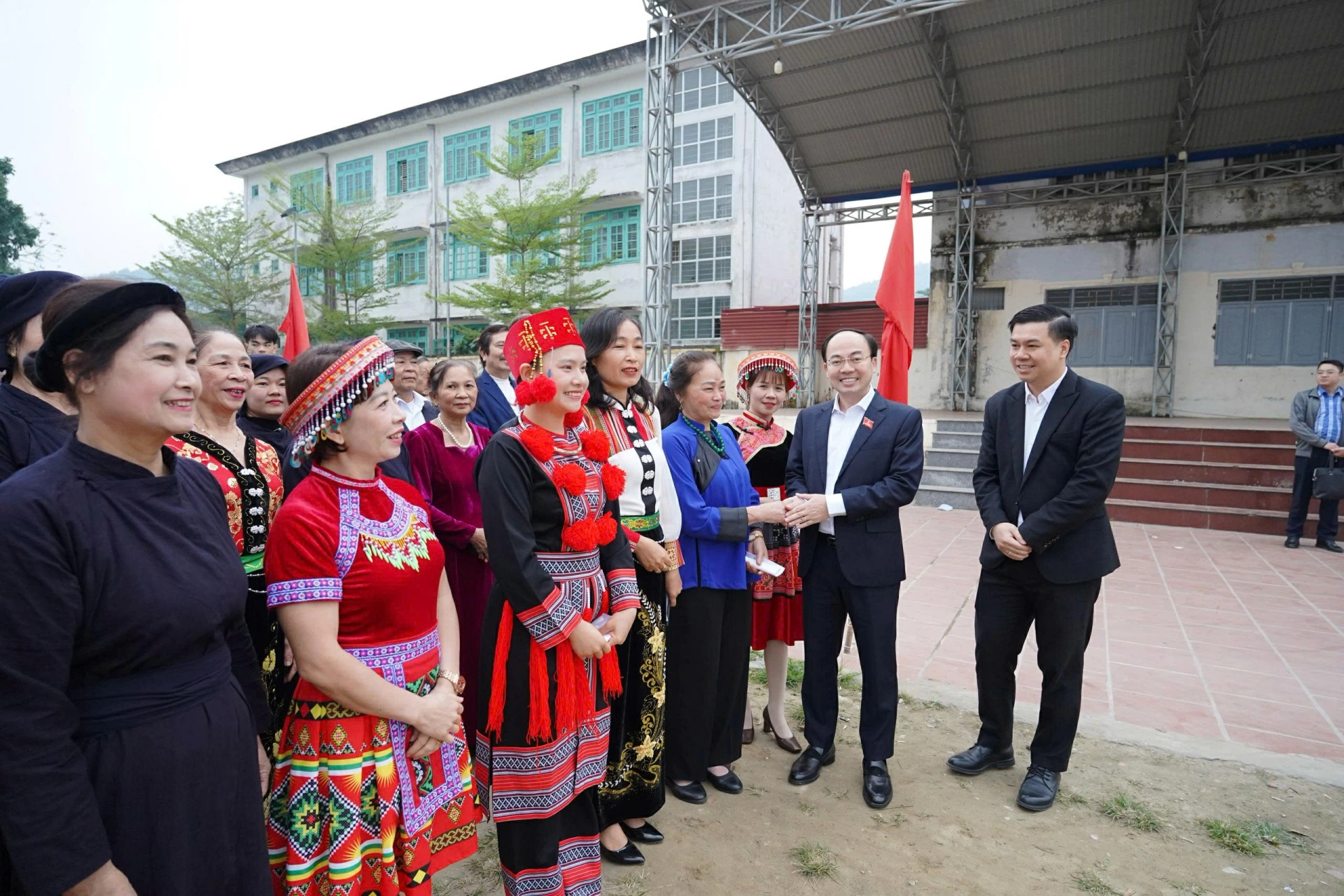 Đồng chí Nguyễn Đăng Bình, Phó Bí thư Thường trực Đảng ủy, Chủ tịch HĐND tỉnh động viên cử tri tại khu vực bầu cử.