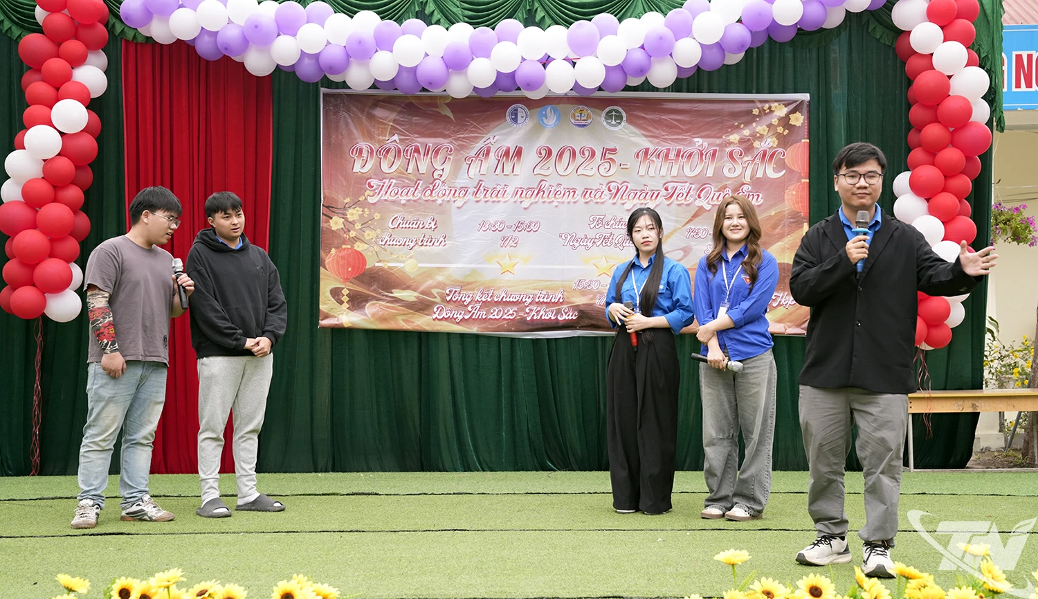 Tiết mục tiểu phẩm sân khấu lồng ghép tuyên truyền luật an toàn giao thông và bảo vệ môi trường của Đội tình nguyện Thái Nguyên.