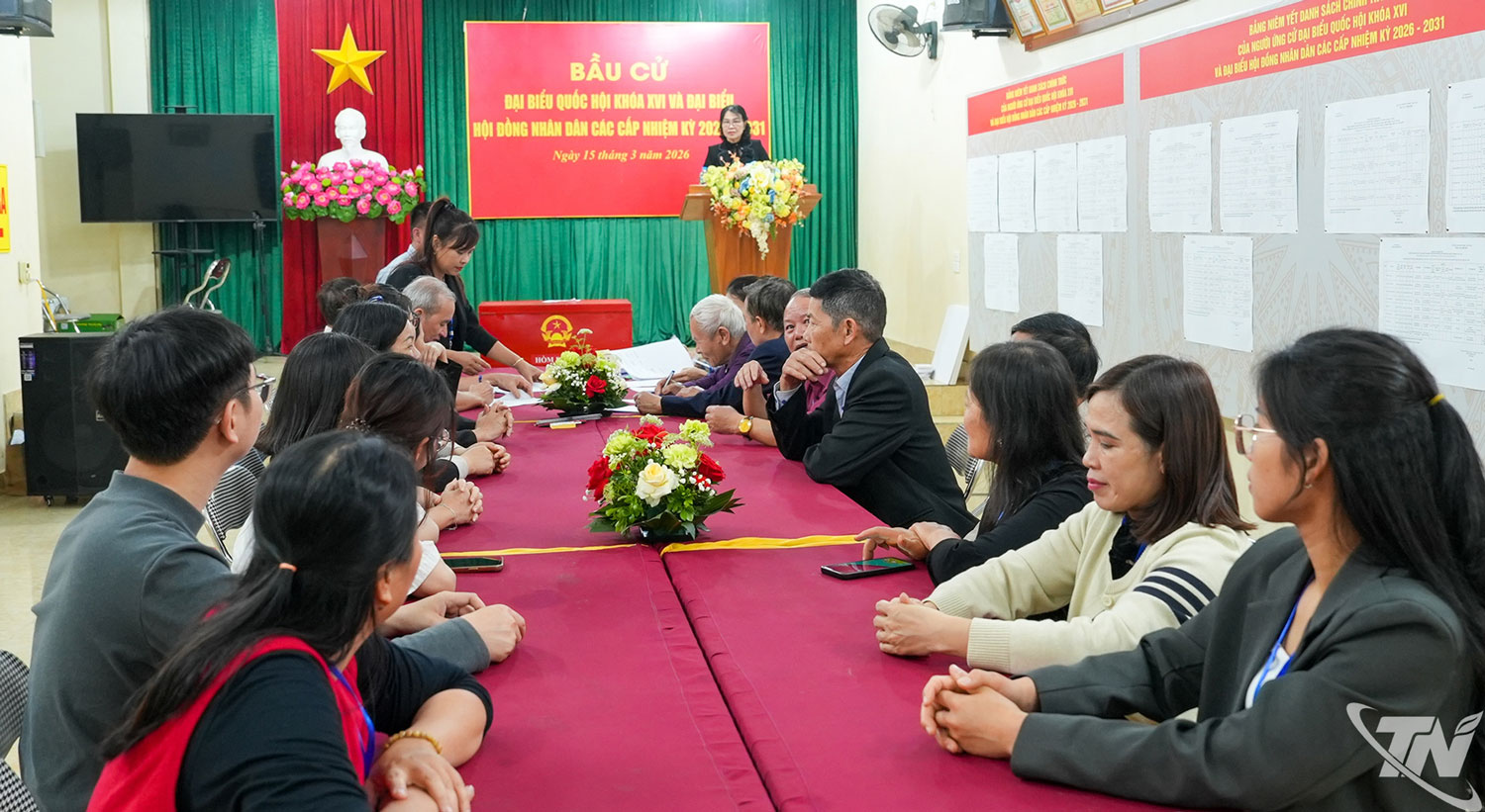 Việc kiểm phiếu tại khu vực bỏ phiếu số 13 được triển khai khẩn trương ngay sau khi kết thúc thời gian bỏ phiếu. Các thành viên Tổ kiểm phiếu khẩn trương thực hiện nhiệm vụ với sự chứng kiến của đại diện cử tri.