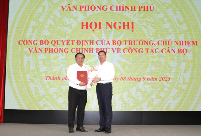 Trao Quyết định bổ nhiệm lãnh đạo Hội trường Thống Nhất và Cục Quản trị - Tài vụ- Ảnh 1. Trao Quyết định bổ nhiệm lãnh đạo Hội trường Thống Nhất và Cục Quản trị - Tài vụ- Ảnh 1.