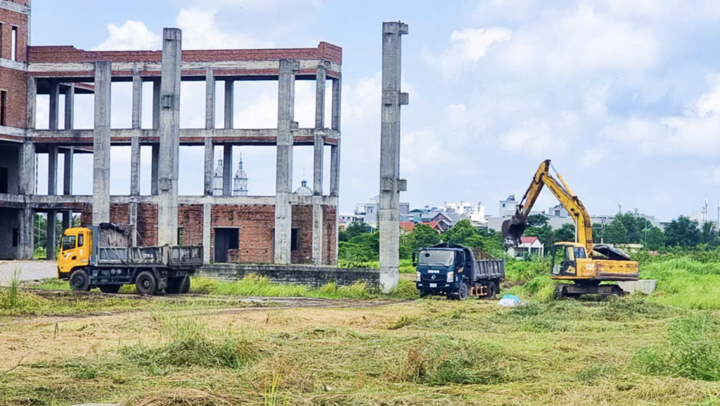 Nhân lực, phương tiện, máy móc được huy động phục vụ công tác chuẩn bị lễ khởi công.