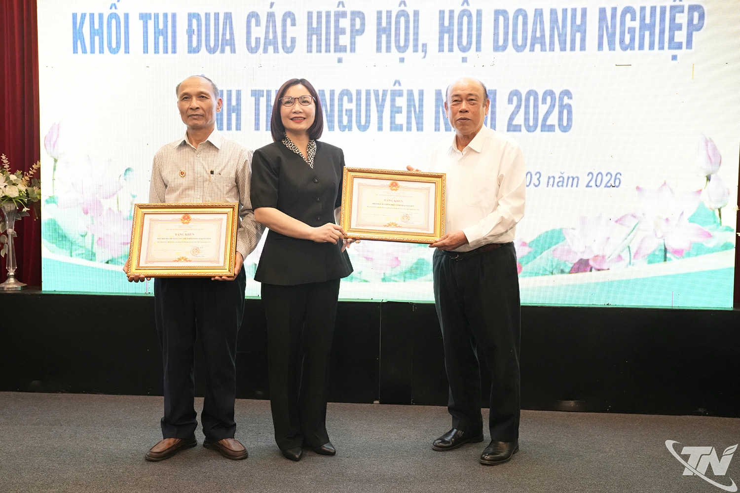 Đại diện Ban Thi đua Khen thưởng tỉnh trao Bằng khen của Chủ tịch UBND tỉnh cho Hiệp hội Doanh nghiệp tỉnh và Hiệp hội Doanh nhân Cựu chiến binh tỉnh Thái Nguyên.  