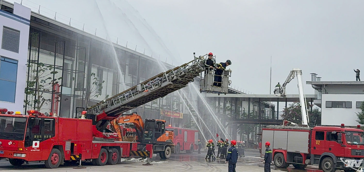 Huy động xe thang cứu nạn từ trên cao