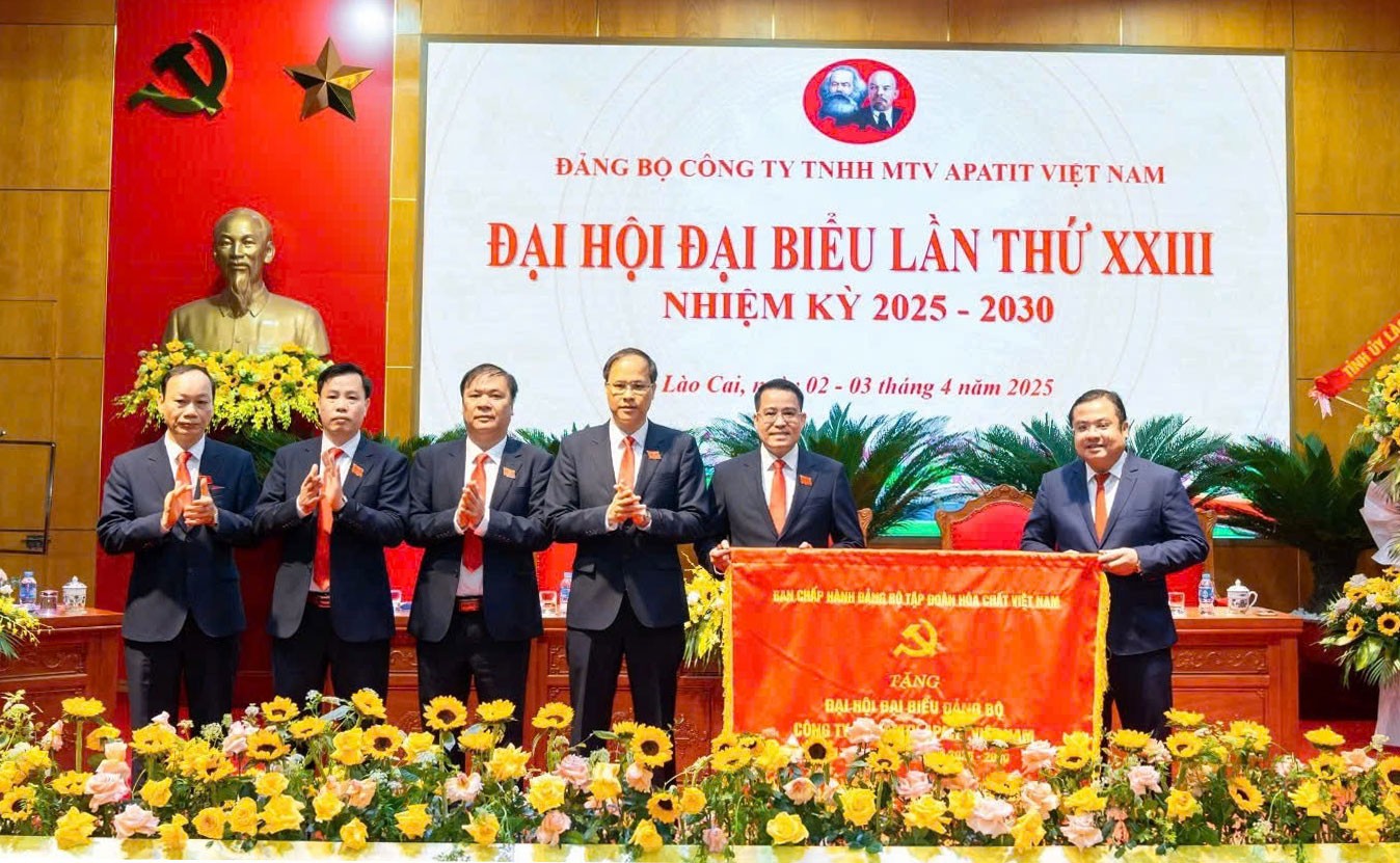 Ban Chấp hành Đảng bộ Tập đoàn Hóa chất Việt Nam chúc mừng đại hội. tang-b-c-tru-ng.jpg