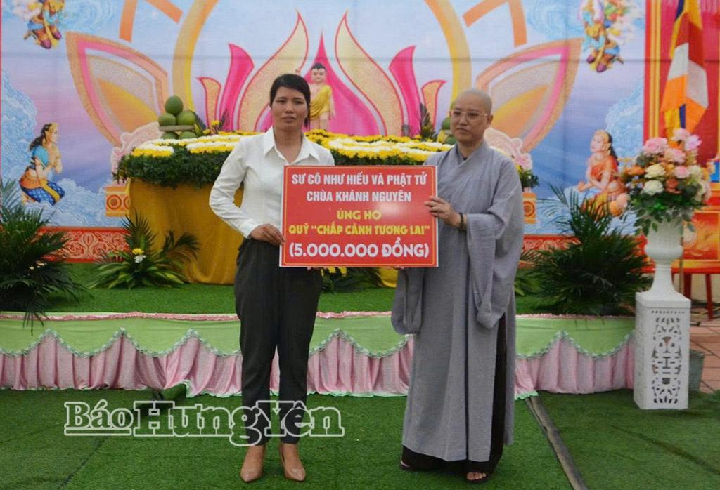 Sư cô Thích Nữ Như Hiếu và Phật tử chùa Khánh Nguyên ủng hộ 5 triệu đồng cho Quỹ “Chắp cánh tương lai” giúp đỡ trẻ em có hoàn cảnh khó khăn.