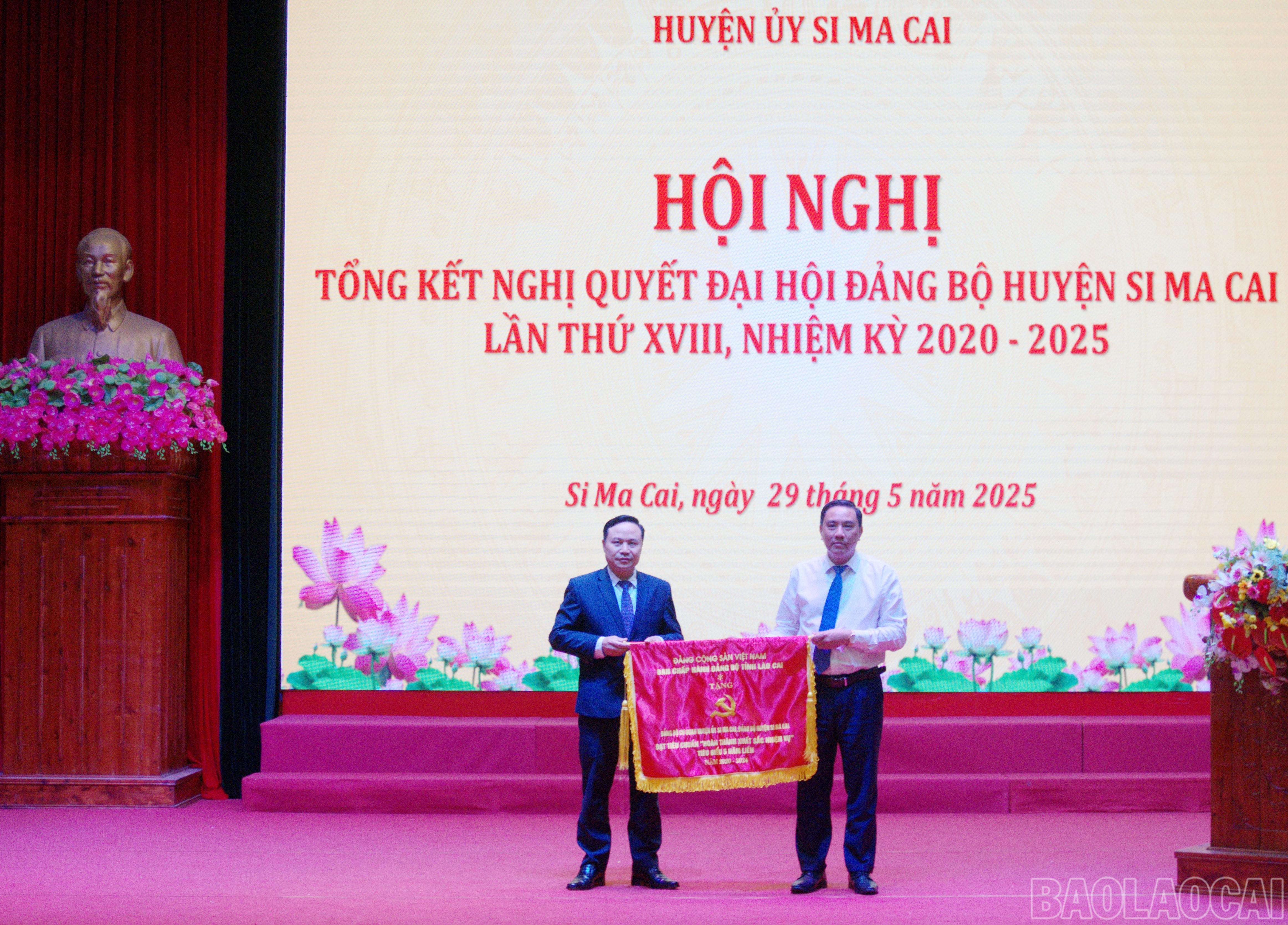Phó Bí thư Tỉnh ủy Hoàng Giang tặng Cờ của Ban Chấp hành Đảng bộ tỉnh cho Đảng bộ cơ quan Huyện ủy Si Ma Cai. baolaocai-br_s-12.jpg