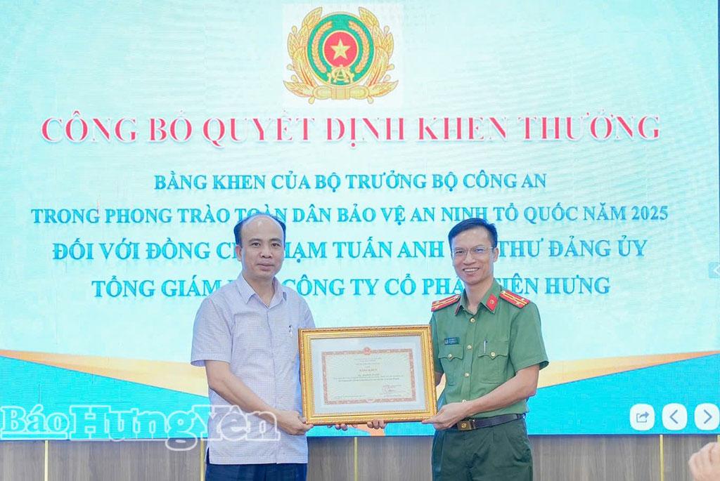 Ông Phạm Tuấn Anh, Bí thư Đảng ủy, Tổng giám đốc Công ty Cổ phần Tiên Hưng nhận Bằng khen của Bộ trưởng Bộ Công an.