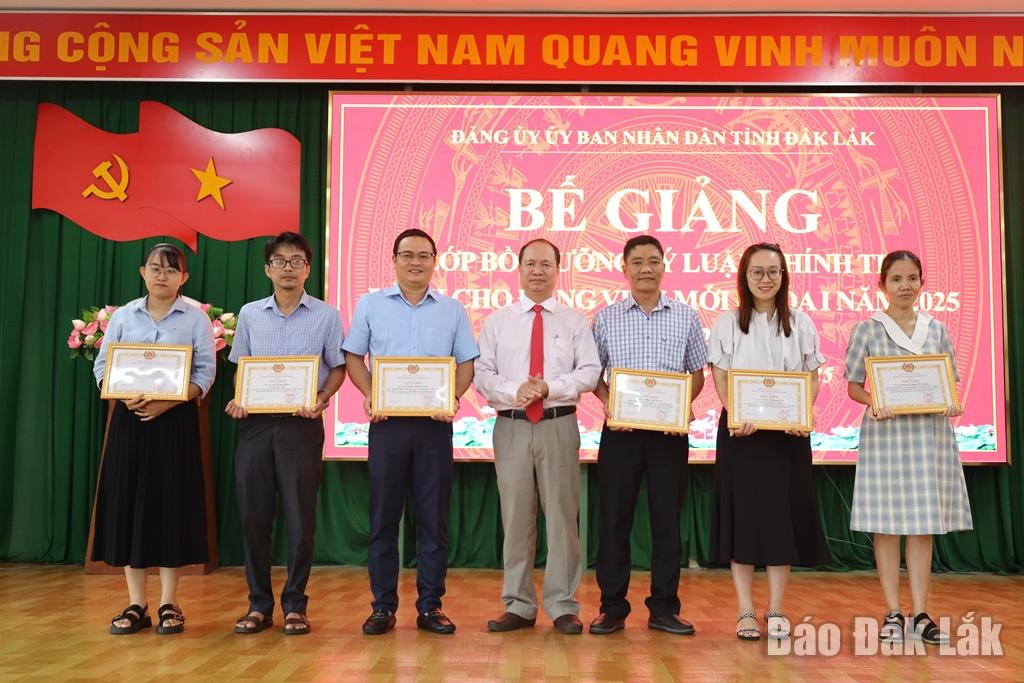 Phó Bí thư chuyên trách Đảng ủy kiêm Trưởng Ban Tuyên giáo và Dân vận Đảng ủy UBND tỉnh Đắk Lắk Nguyễn Hữu Việt trao giấy khen cho các học viên.