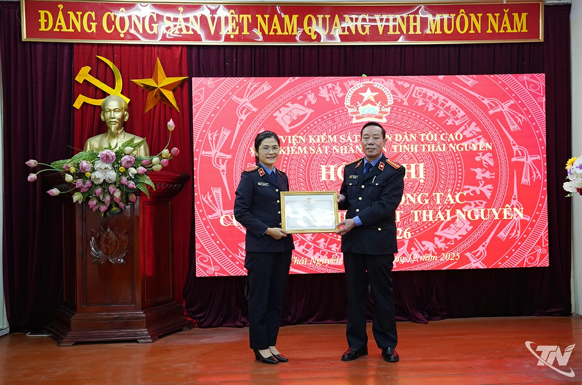 Thừa uỷ quyền của Viện trưởng Viện KSND Tối cao, Lãnh đạo Viện KSND tỉnh trao Bằng khen của Viện trưởng VKSND tối cao cho “Tập thể lao động xuất sắc” 2 năm liên tục 2024-2025.