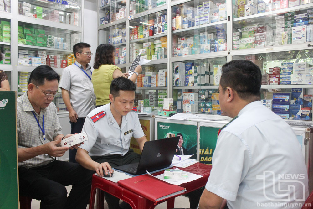 Đoàn kiểm tra liên ngành của tỉnh kiểm tra Nhà thuốc Hiệp Thúy, phường Hương Sơn, TP. Thái Nguyên.  