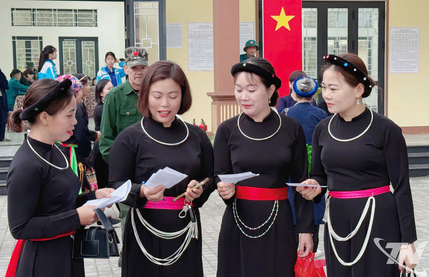 Đồng bào cầm trên tay thẻ cử tri đi bầu cử.