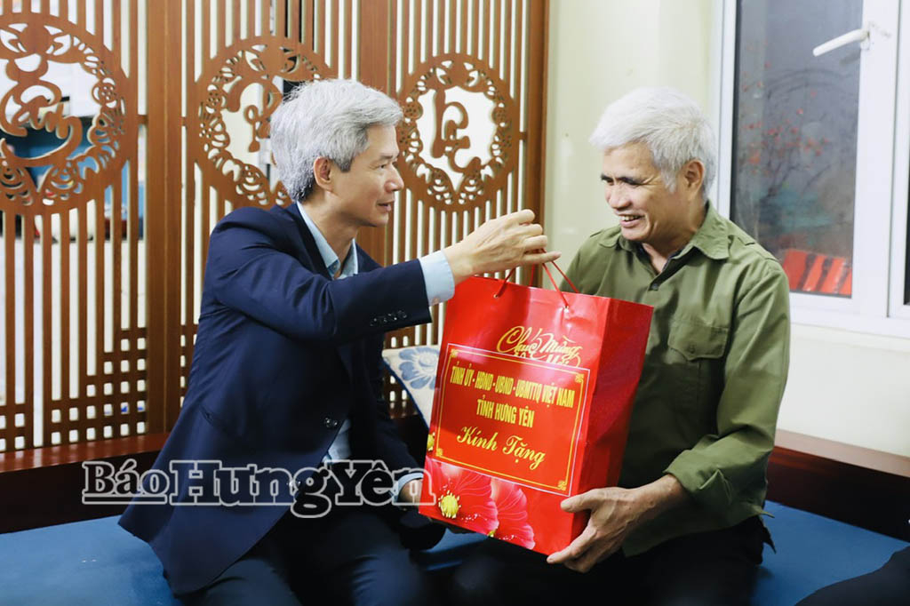 Đồng chí Đào Hồng Vận, Ủy viên Ban Thường vụ Tỉnh ủy, Trưởng đoàn Đại biểu Quốc hội tỉnh, Giám đốc Sở Nội vụ trao quà tặng bệnh binh Đoàn Văn Hạnh (thôn Đọ).