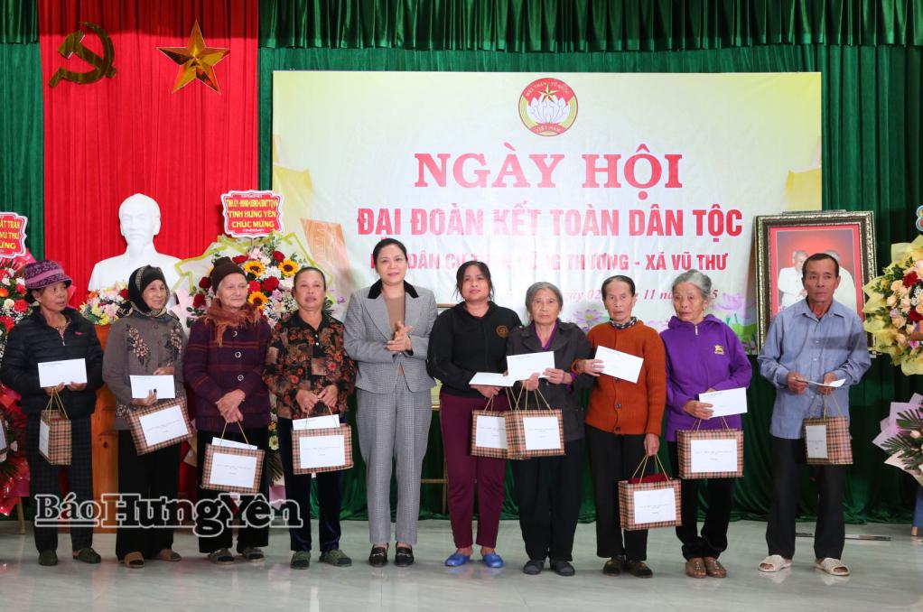 Lãnh đạo xã Vũ Thư tặng quà gia đình chính sách thôn Dũng Thượng trong Ngày hội Đại đoàn kết toàn dân tộc.