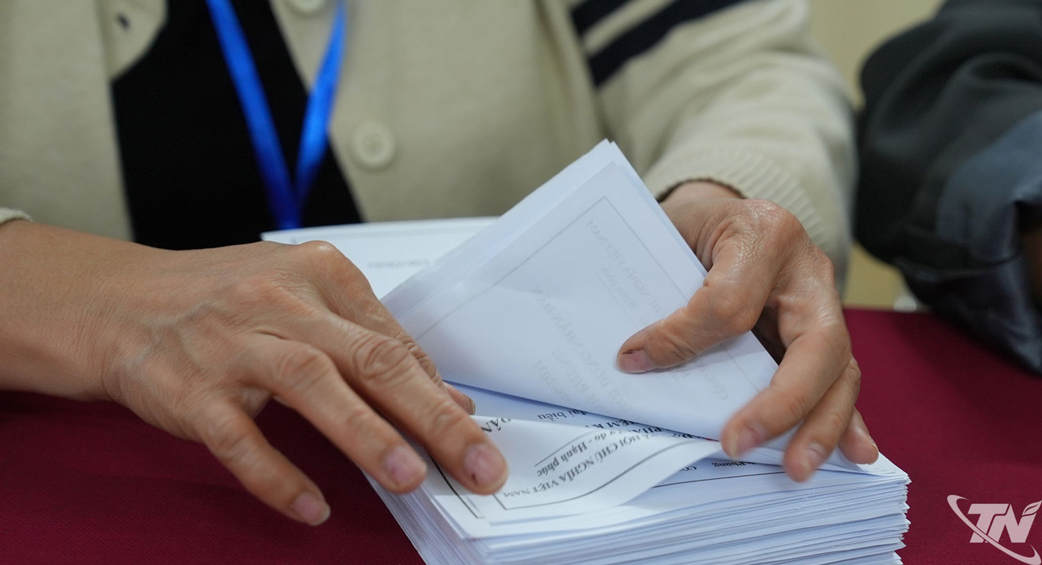 Các lá phiếu được kiểm đếm cẩn thận trước khi chia thành các nhóm phù hợp.