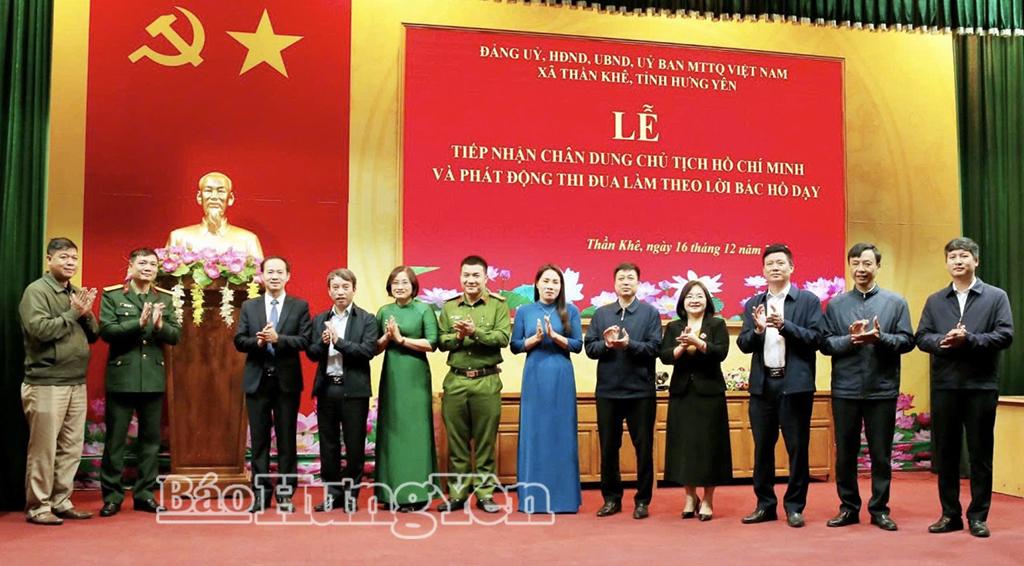 Đại diện lãnh đạo Đảng ủy, HĐND, UBND xã Thần Khê tiếp nhận tượng chân dung Chủ tịch Hồ Chí Minh.