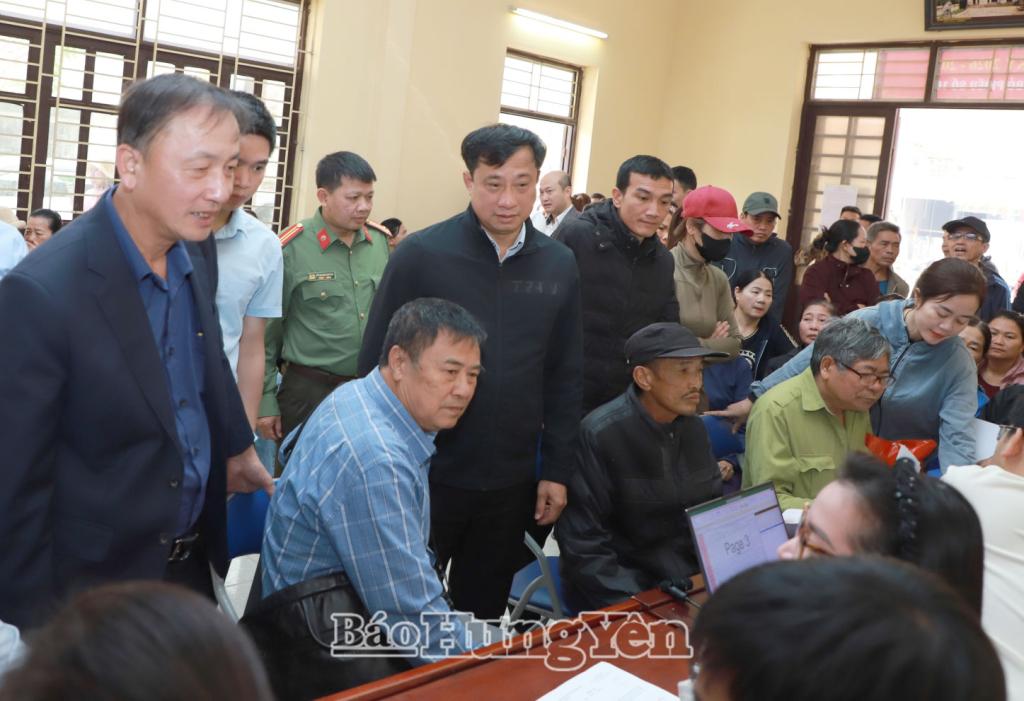 Đồng chí Phó Chủ tịch UBND tỉnh Nguyễn Hùng Nam thăm, động viên người dân xã Châu Ninh nhận tiền bồi thường hỗ trợ giải phóng mặt bằng.