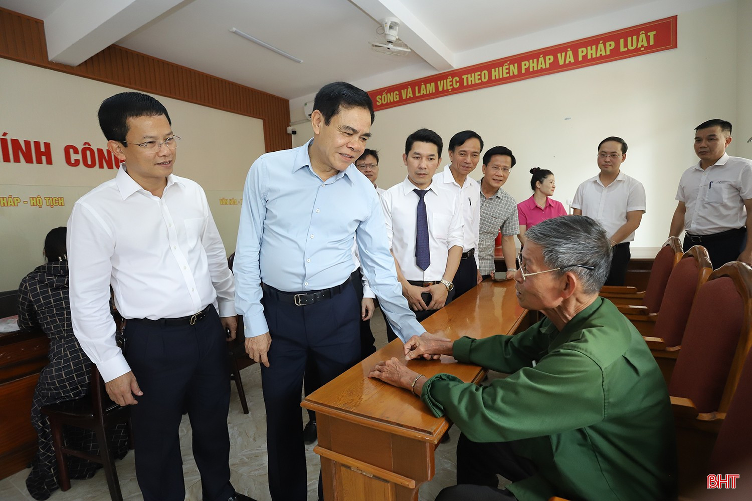 Chủ tịch UBND tỉnh Võ Trọng Hải trò chuyện với công dân xã Hà Linh về quá trình xử lý hồ sơ thủ tục tại Trung tâm Phục vụ hành chính công xã. bqbht_br_chu-tich-kiem-tra-chinh-quyen-2-cap-6.jpg