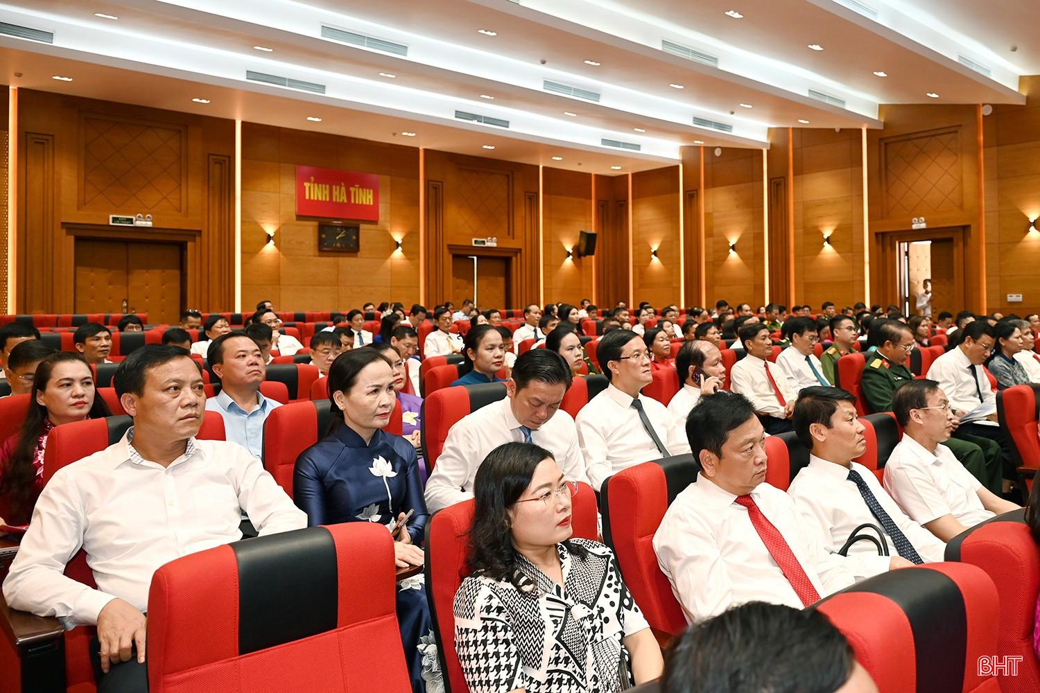 Đại biểu dự hội nghị. Đại biểu dự hội nghị.