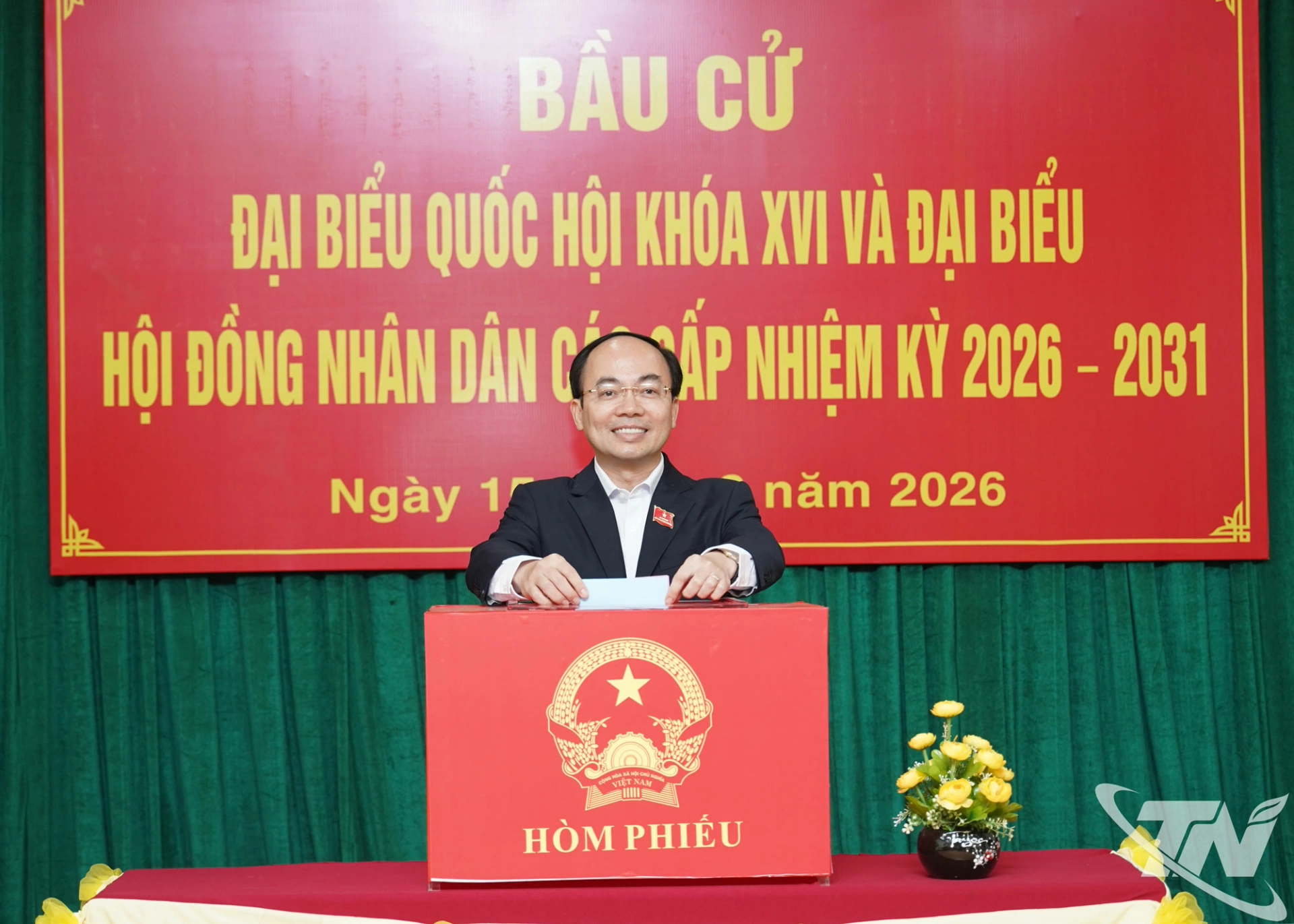 Đồng chí Nguyễn Đăng Bình thực hiện quyền bầu cử.