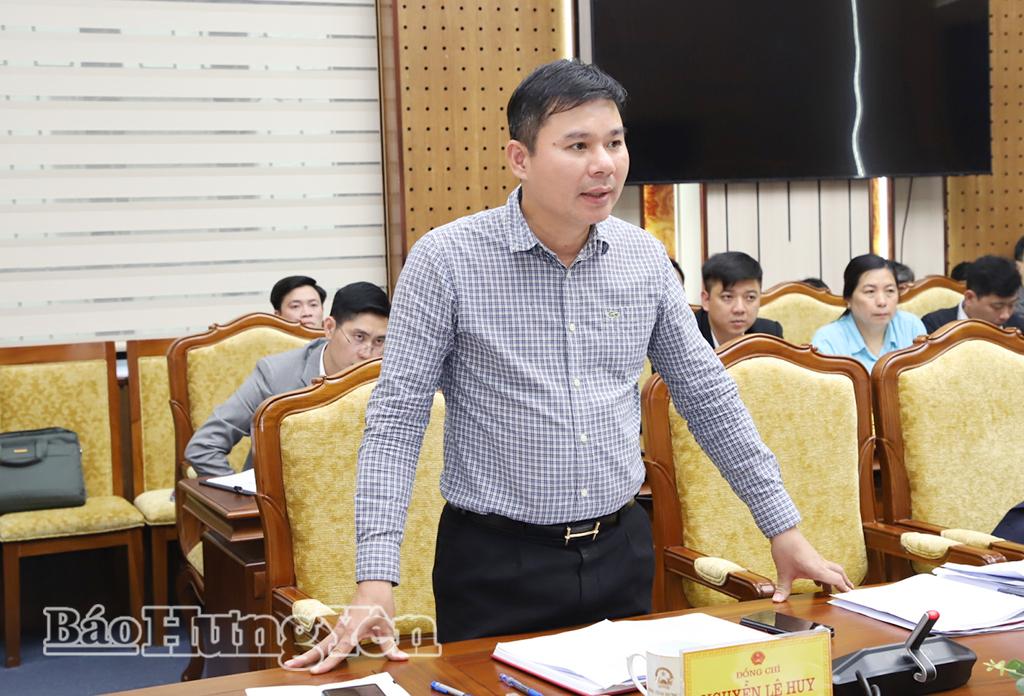 Đồng chí Phó Chủ tịch Thường trực UBND tỉnh Nguyễn Lê Huy phát biểu tại cuộc họp.