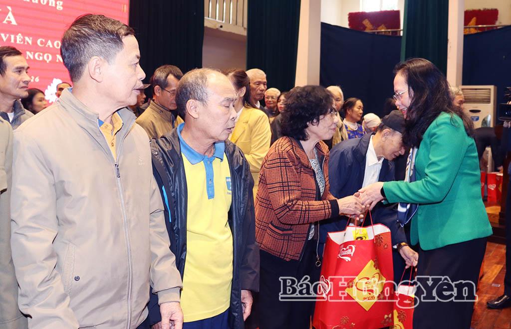 Đồng chí Phó Chủ nhiệm Văn phòng Quốc hội tặng quà Tết các đảng viên cao tuổi tại phường Mỹ Hào.