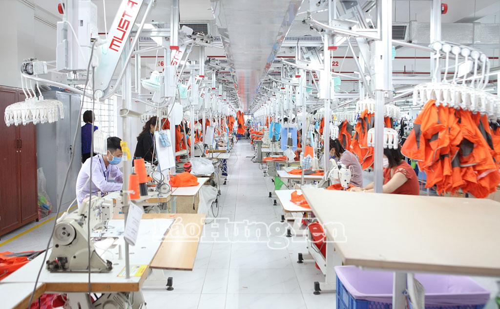 Dây chuyền sản xuất tại Công ty Cổ phần May và Dịch vụ Hưng Long.