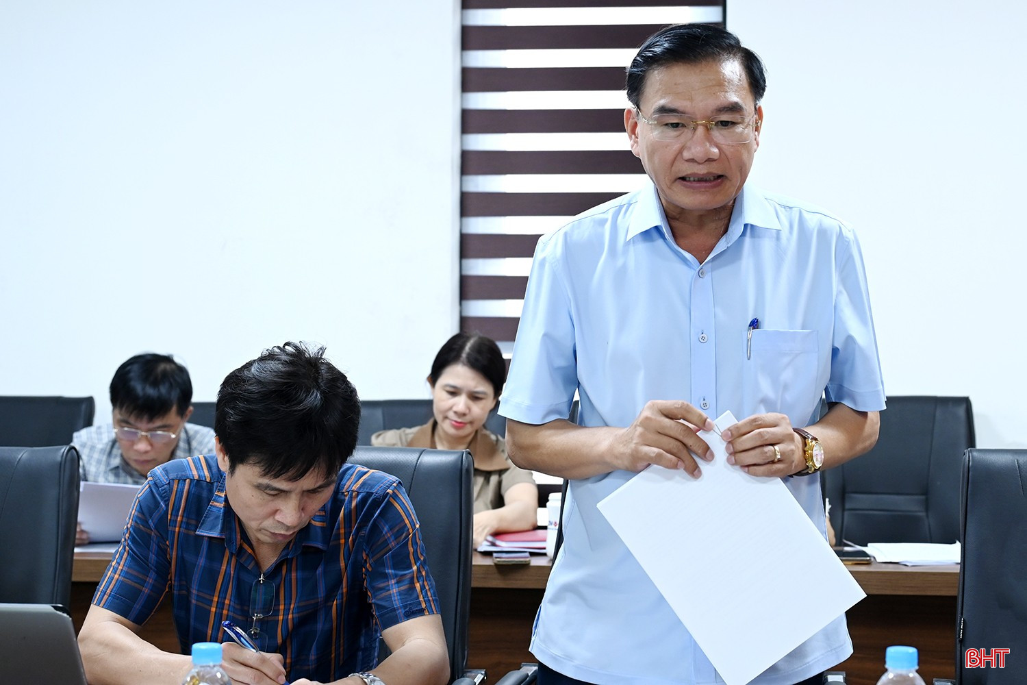 Phó Giám đốc Sở VH-TT&DL Trần Xuân Lương báo cáo các nội dung tại cuộc họp.