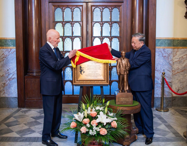 Tổng Bí thư Tô Lâm và Phu nhân gặp Cựu hoàng Simeon Saxe-Coburg-Gotha. (Ảnh: TTXVN phát) vna-potal-tong-bi-thu-to-lam-tham-noi-bac-ho-tung-o-tai-bulgaria-8358471.jpg