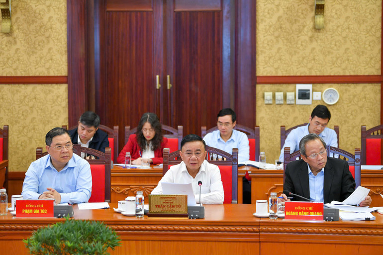 Thường trực Ban Bí thư nghe các đơn vị, cơ quan báo cáo tình hình thực hiện các nhiệm vụ . (Ảnh: THẾ ĐẠI)  